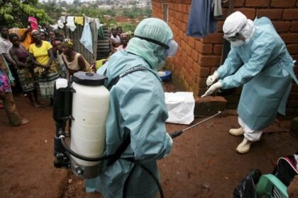 Personal sanitario en tareas de vigilancia epidemiológica durante un brote en África.