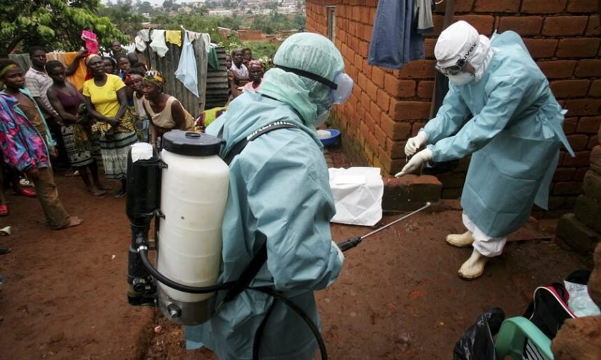 Personal sanitario en tareas de vigilancia epidemiológica durante un brote en África.