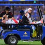 Maxi Meza es retirado del campo con visibles gestos de dolor tras sufrir la lesión en el Superclásico ante Boca.