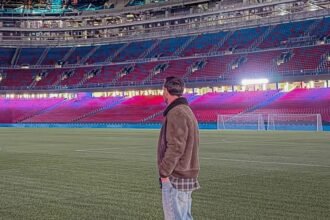 Lionel Messi durante su reciente visita al Camp Nou, donde se lo vio emocionado al recorrer el estadio del Barcelona en medio de su regreso a la ciudad catalana. Las imágenes se viralizaron rápidamente.