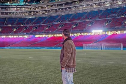 Lionel Messi durante su reciente visita al Camp Nou, donde se lo vio emocionado al recorrer el estadio del Barcelona en medio de su regreso a la ciudad catalana. Las imágenes se viralizaron rápidamente.