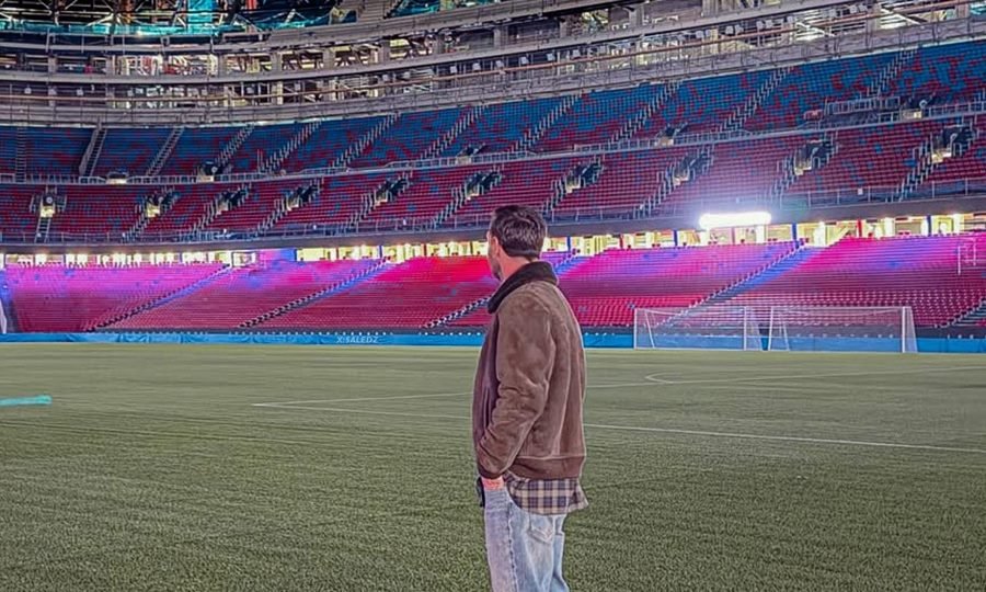 Lionel Messi durante su reciente visita al Camp Nou, donde se lo vio emocionado al recorrer el estadio del Barcelona en medio de su regreso a la ciudad catalana. Las imágenes se viralizaron rápidamente.