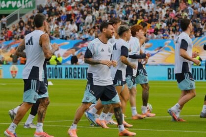 Más de 20.000 hinchas disfrutaron del entrenamiento abierto de la Selección Argentina en el estadio Manuel Martínez Valero, en Elche.