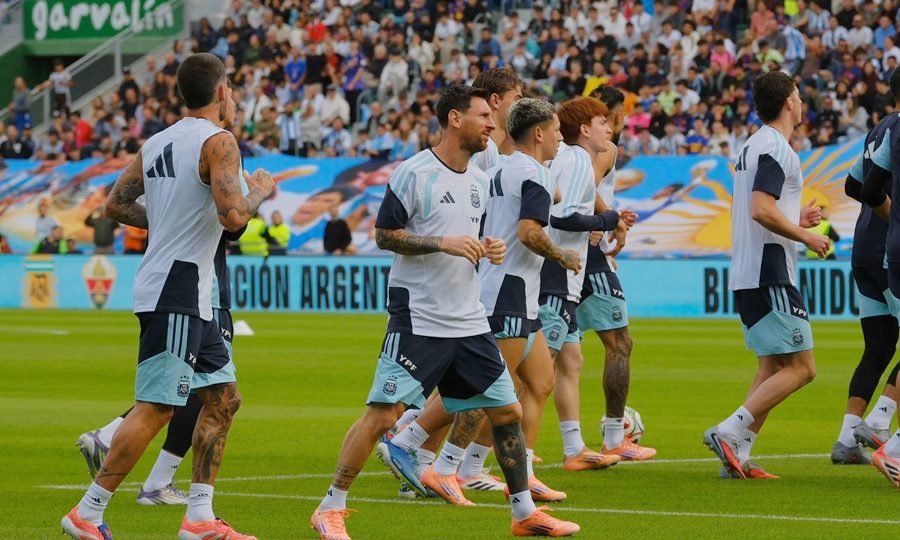 Más de 20.000 hinchas disfrutaron del entrenamiento abierto de la Selección Argentina en el estadio Manuel Martínez Valero, en Elche.