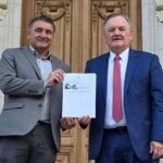 El senador Felipe Michlig y el diputado Marcelo González frente a la Legislatura provincial, tras la aprobación de la ley que crea el nuevo Juzgado Civil, Comercial y Laboral en San Guillermo.