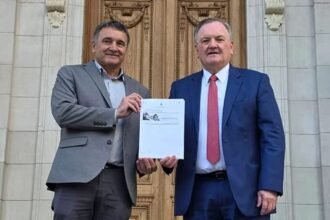El senador Felipe Michlig y el diputado Marcelo González frente a la Legislatura provincial, tras la aprobación de la ley que crea el nuevo Juzgado Civil, Comercial y Laboral en San Guillermo.