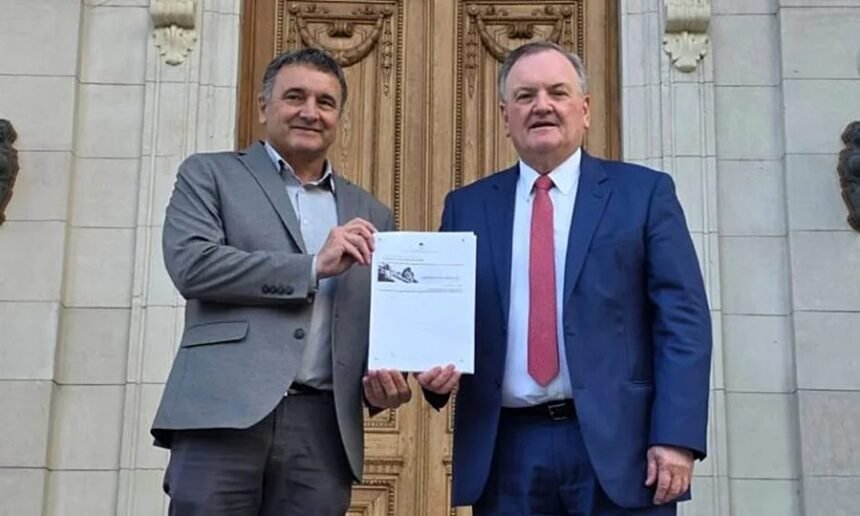 El senador Felipe Michlig y el diputado Marcelo González frente a la Legislatura provincial, tras la aprobación de la ley que crea el nuevo Juzgado Civil, Comercial y Laboral en San Guillermo.