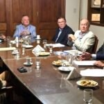 Autoridades provinciales y representantes del sector TIC durante una reunión de trabajo en la Cámara de Senadores de Santa Fe.