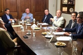 Autoridades provinciales y representantes del sector TIC durante una reunión de trabajo en la Cámara de Senadores de Santa Fe.