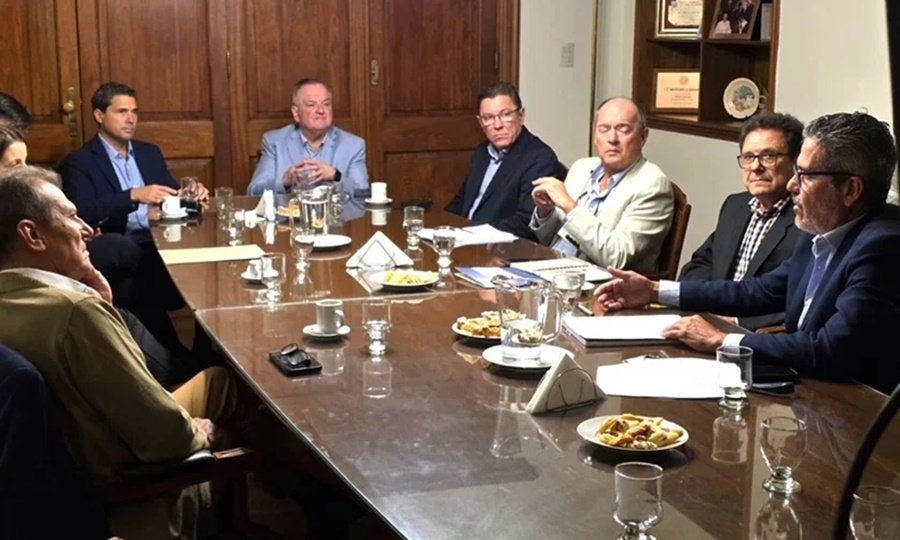 Autoridades provinciales y representantes del sector TIC durante una reunión de trabajo en la Cámara de Senadores de Santa Fe.