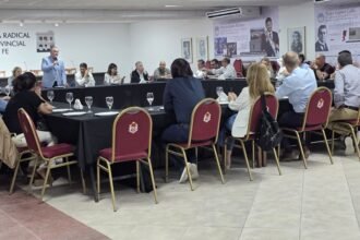 Dirigentes de Unidos para Cambiar Santa Fe durante un plenario partidario en la sede de la UCR provincial.