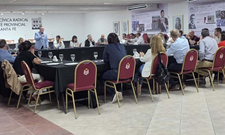 Dirigentes de Unidos para Cambiar Santa Fe durante un plenario partidario en la sede de la UCR provincial.