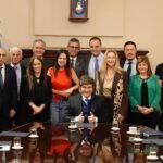 El presidente Javier Milei junto a integrantes de su equipo durante una reunión de Gabinete en Casa Rosada.