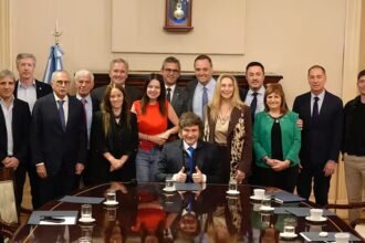 El presidente Javier Milei junto a integrantes de su equipo durante una reunión de Gabinete en Casa Rosada.