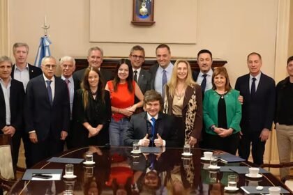 El presidente Javier Milei junto a integrantes de su equipo durante una reunión de Gabinete en Casa Rosada.