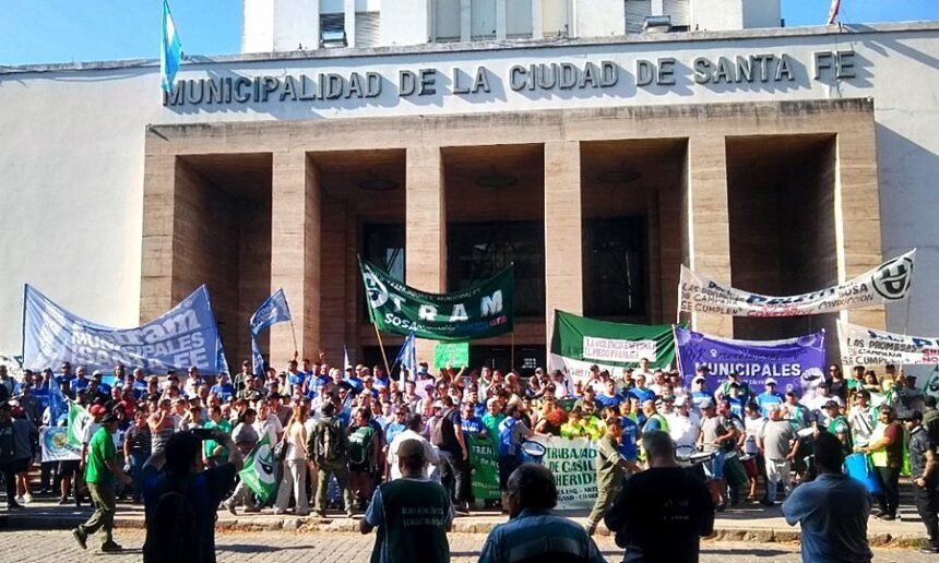 Trabajadores municipales durante una jornada de protesta frente a la sede municipal.