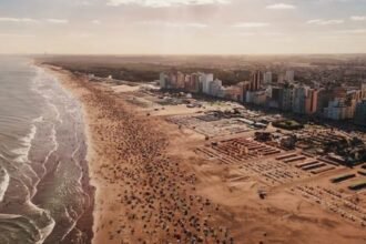 Panorámica aérea de Necochea, donde se distinguen las playas, la costanera y los sectores verdes que rodean la ciudad.