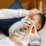 Un niño es asistido por personal de salud en una sala pediátrica, imagen de archivo.