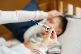 Un niño es asistido por personal de salud en una sala pediátrica, imagen de archivo.