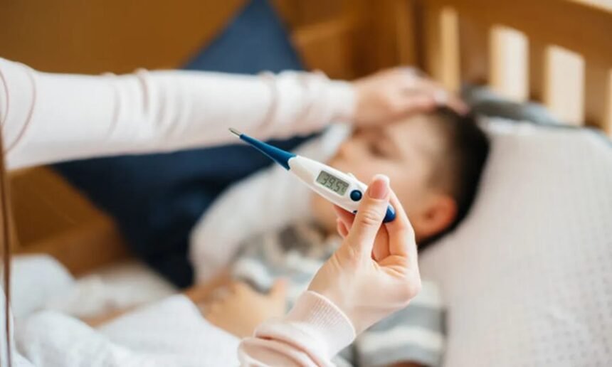 Un niño es asistido por personal de salud en una sala pediátrica, imagen de archivo.