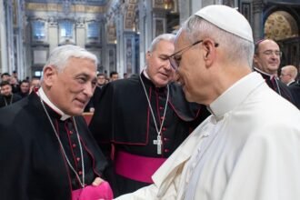 El Papa León XIV saluda al entonces obispo de Cádiz y Ceuta, Rafael Zornoza, durante una audiencia en el Vaticano. Imagen de archivo.