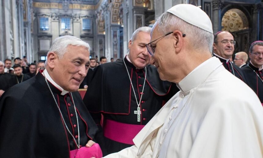 El Papa León XIV saluda al entonces obispo de Cádiz y Ceuta, Rafael Zornoza, durante una audiencia en el Vaticano. Imagen de archivo.
