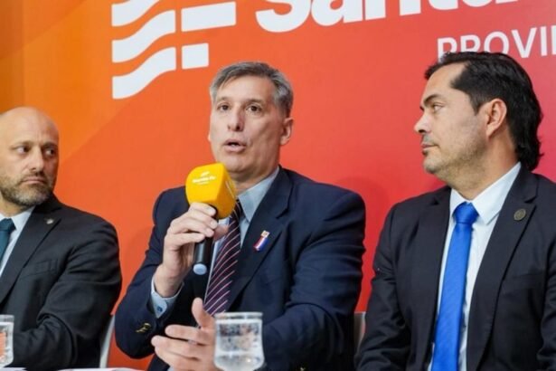 Autoridades provinciales durante una presentación oficial de medidas económicas.