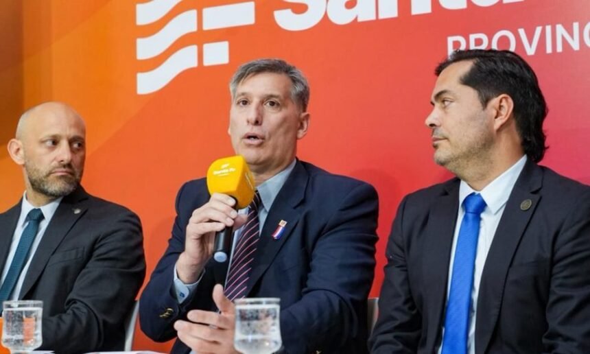 Autoridades provinciales durante una presentación oficial de medidas económicas.