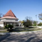 La Plaza de las Palomas, uno de los espacios públicos más concurridos del centro santafesino.