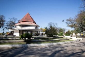 La Plaza de las Palomas, uno de los espacios públicos más concurridos del centro santafesino.