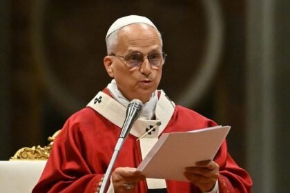 El papa León XIV durante un mensaje dominical en el Vaticano
