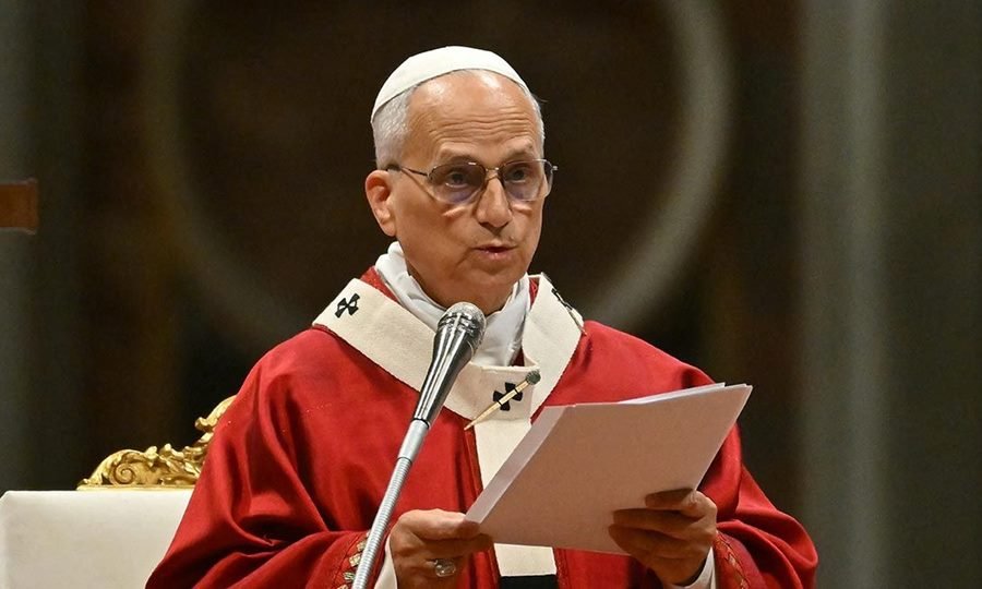 El papa León XIV durante un mensaje dominical en el Vaticano