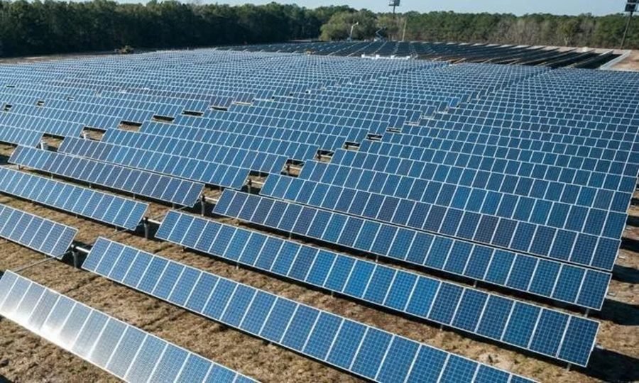 Infraestructura solar a gran escala, representativa de los nuevos proyectos energéticos del país.