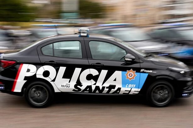 Móvil del Comando Radioeléctrico de la Policía de Santa Fe en tareas de patrullaje preventivo en la ciudad.