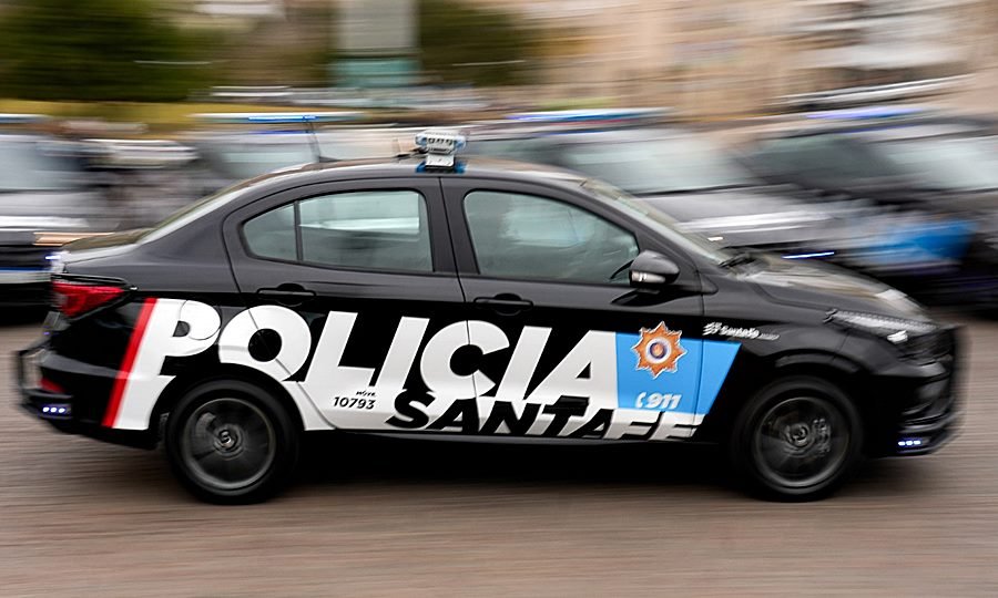 Móvil del Comando Radioeléctrico de la Policía de Santa Fe en tareas de patrullaje preventivo en la ciudad.
