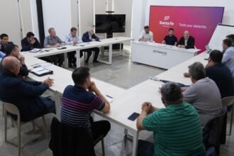 Autoridades provinciales y representantes de frigoríficos pesqueros durante la reunión en Santa Fe, donde se abordó la aplicación de la suspensión del acopio de pescado de río con destino a exportación.