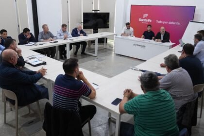 Autoridades provinciales y representantes de frigoríficos pesqueros durante la reunión en Santa Fe, donde se abordó la aplicación de la suspensión del acopio de pescado de río con destino a exportación.