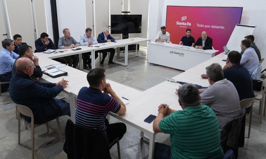 Autoridades provinciales y representantes de frigoríficos pesqueros durante la reunión en Santa Fe, donde se abordó la aplicación de la suspensión del acopio de pescado de río con destino a exportación.