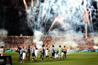 Panorámica del estadio 15 de Abril durante la salida del equipo, con el despliegue de pirotecnia en las tribunas.