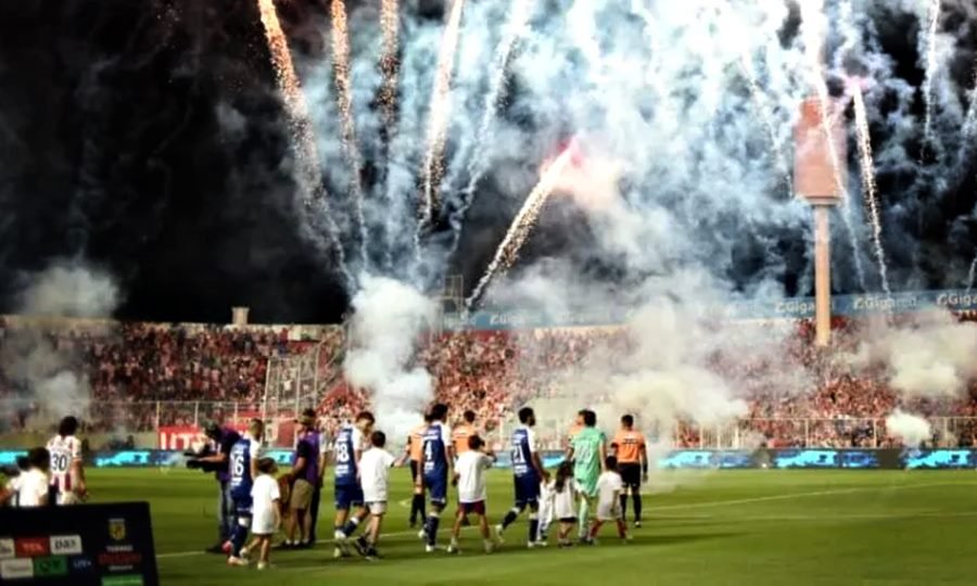 Panorámica del estadio 15 de Abril durante la salida del equipo, con el despliegue de pirotecnia en las tribunas.