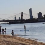 Vecinos disfrutan de la Costanera santafesina durante la temporada de verano.