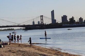 Vecinos disfrutan de la Costanera santafesina durante la temporada de verano.