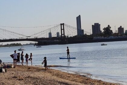 Vecinos disfrutan de la Costanera santafesina durante la temporada de verano.