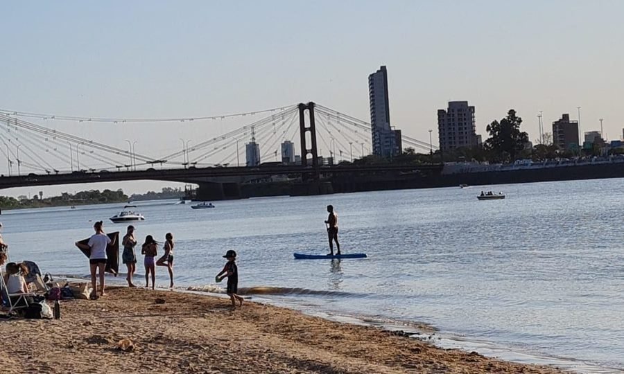 Vecinos disfrutan de la Costanera santafesina durante la temporada de verano.