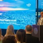 El intendente Juan Pablo Poletti durante la presentación oficial de la Marca Turística Sostenible en el Parador Costa Litoral.