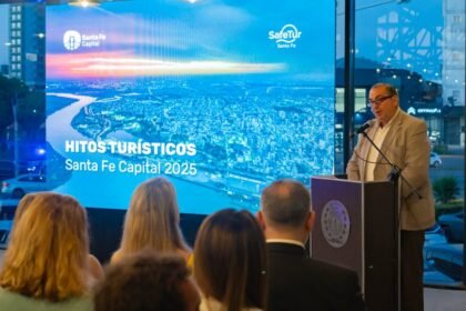 El intendente Juan Pablo Poletti durante la presentación oficial de la Marca Turística Sostenible en el Parador Costa Litoral.