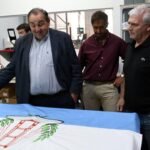 El intendente Juan Pablo Poletti recorre el taller de Bairesprint, donde se confecciona la primera bandera oficial de la ciudad de Santa Fe.