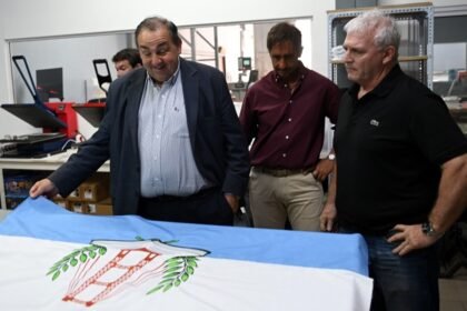 El intendente Juan Pablo Poletti recorre el taller de Bairesprint, donde se confecciona la primera bandera oficial de la ciudad de Santa Fe.