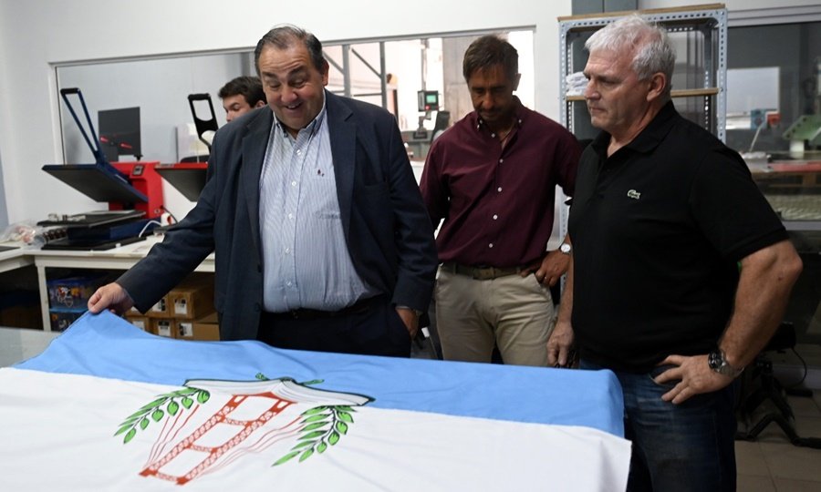 El intendente Juan Pablo Poletti recorre el taller de Bairesprint, donde se confecciona la primera bandera oficial de la ciudad de Santa Fe.