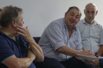 Reunión del intendente con representantes vecinales en el marco del plan de cercanía impulsado por la Municipalidad de Santa Fe.